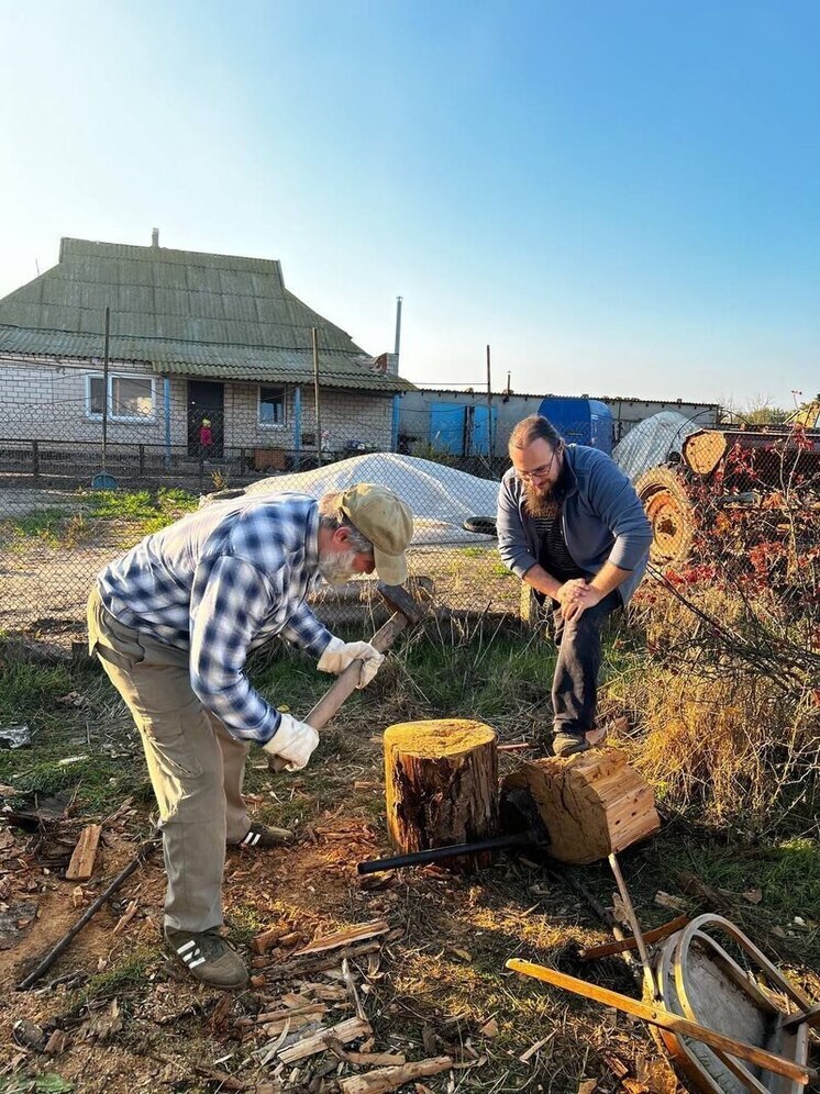 Скадовские священнослужители и волонтеры помогли женщине-инвалиду из Приморского