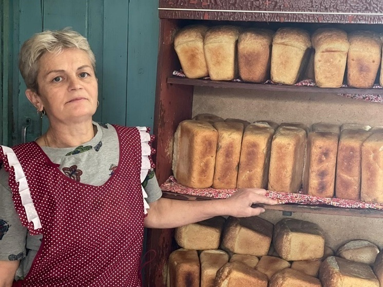 В поселке Эльдикан, где уже давно нет государственной хлебопекарни, местным жителям вкусный и душистый хлеб обеспечивает Марина Шевелева