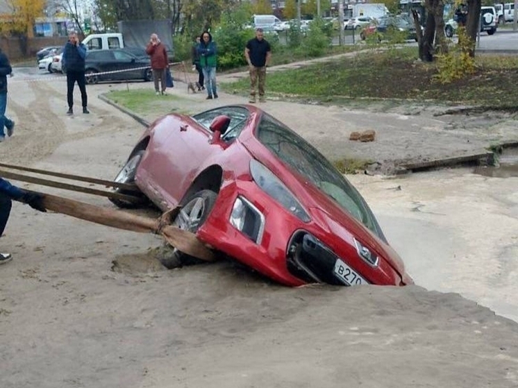 Из-за размытого грунта иномарка ушла под воду в Ростове