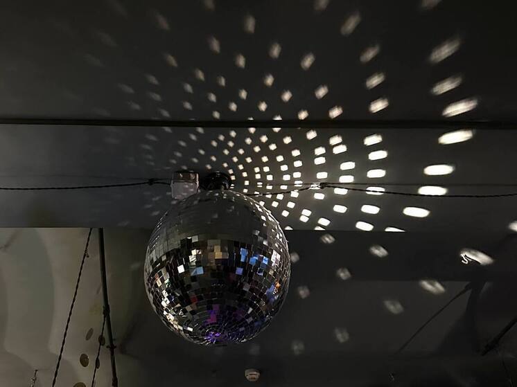 В здании «Ленфильма» прошла развратная тусовка с полуголой молодежью