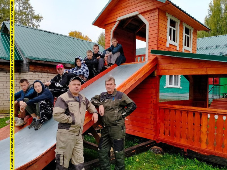 Костромское благоустройство: в Вохомском интернате старшеклассники построили горку-терем для малышей
