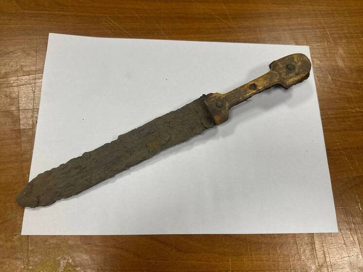 Рабочие, укреплявшие эскарп на Северном валу в Выборге, нашли кинжал