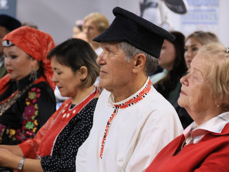 Челябинцы в национальных костюмах написали этнографический диктант