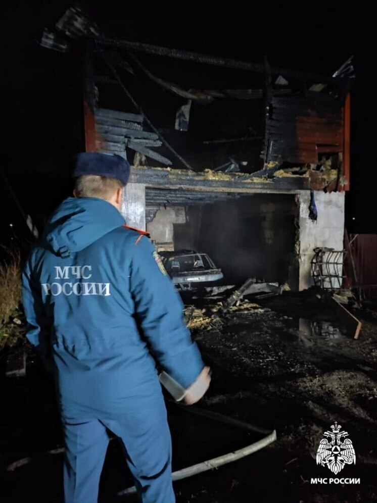 Костромские пожары: этой ночью сгорел гараж в Парфеньево