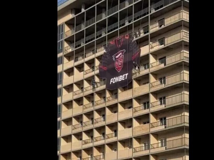 У метромоста в Омске натянули гигантский «свитер» «Авангарда»