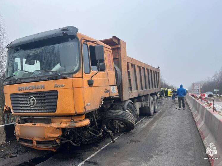 Под Тверью произошло серьезное ДТП с грузовиком