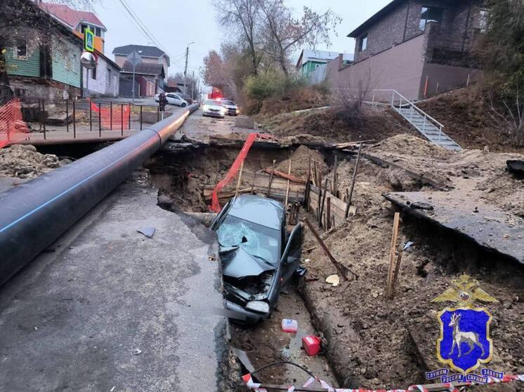 В Самарской области водитель LADA Kalina врезался в бетонный блок и съехал в яму