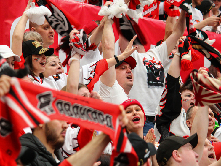 Хоккеист Клим Костин прилетел в Омск