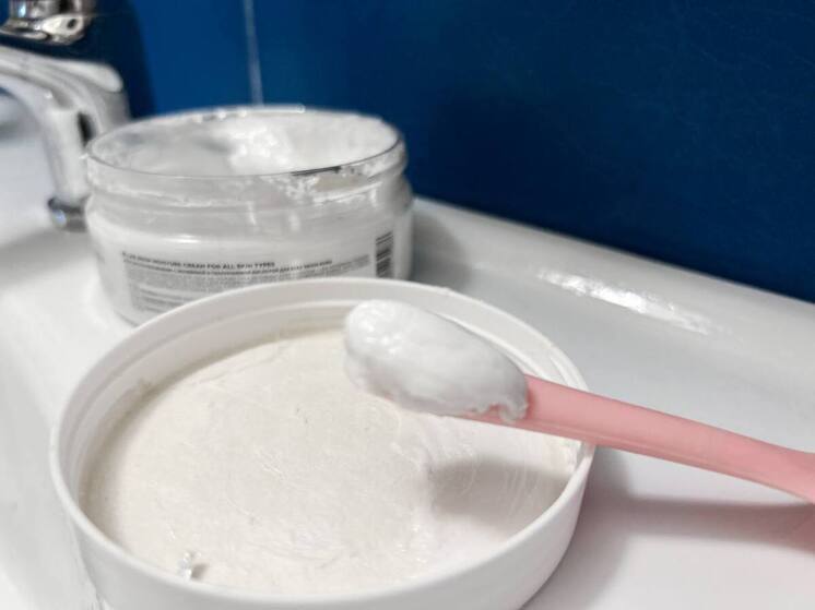 Петербурженкам напомнили, что уход за комбинированной кожей требует зонированного подхода. Об этом «МК в Калининграде» рассказал врач-косметолог Сергей Грудняк. По его словам, использовать одни и те же средства на всём лице нельзя — жирную Т-зону нужно подсушивать, а сухие участки активно увлажнять.