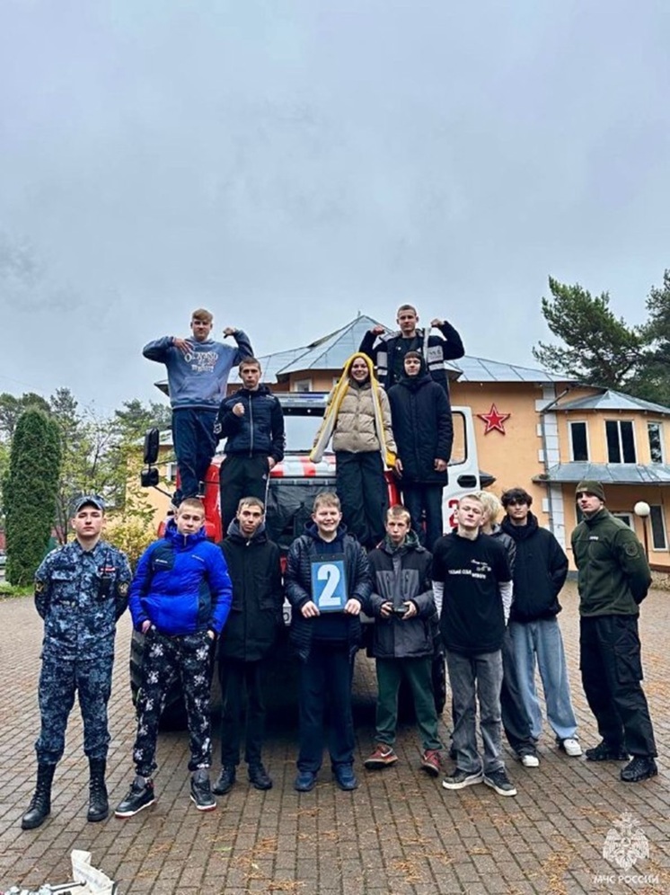 Спасатели познакомили подростков с профессией в рамках смены «Поверь в себя - 2025»