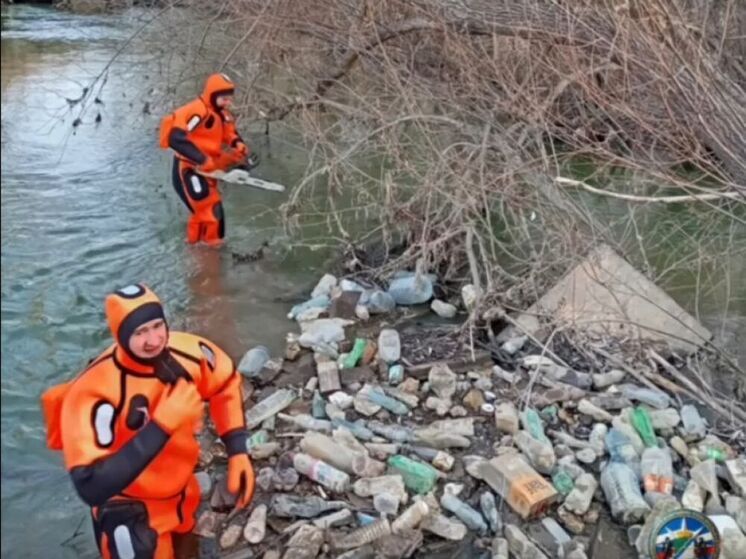В Новокузнецке спасатели разобрали “мусорную плотину”, перегородившую реку Каменка