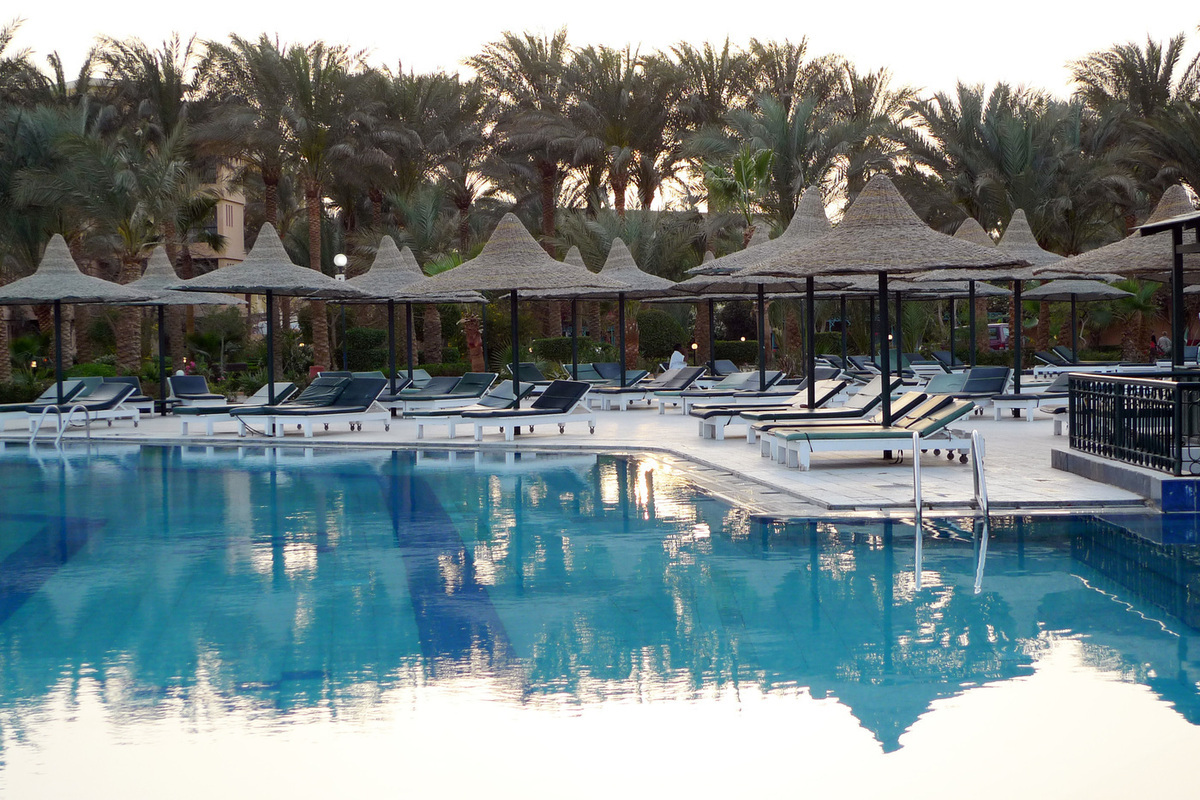 Российских туристов заселили в разрушенный ураганом отель