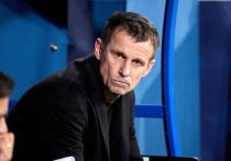 «Зенит» победил «Локомотив» со счётом 2:0 в 14-м туре РПЛ, прервав беспроигрышную серию москвичей. Голы забили Педро (9') и Мостовой (90+1', после проверки ВАР). Семак отметил хорошую игру в обороне и атаке, справившись с быстрыми контратаками соперника. Тренер прокомментировал поздние замены, ситуацию с маской Мостового и травму Дугласа Сантоса, а также похвалил Жерсона за прогресс.