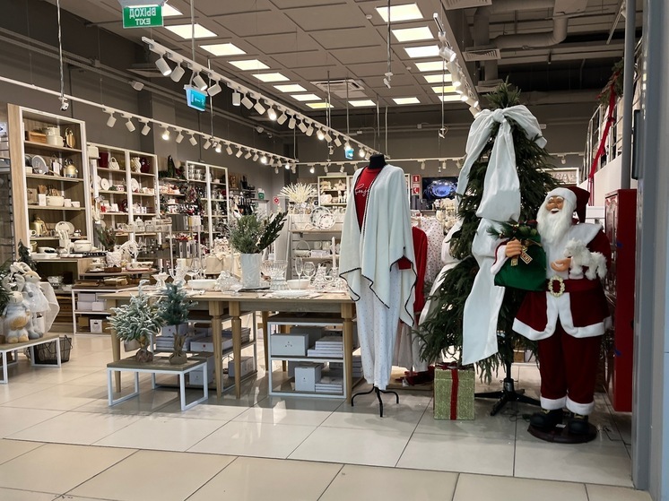 В Саратове уже чувствуется Новый год: в городе установили первую ёлку