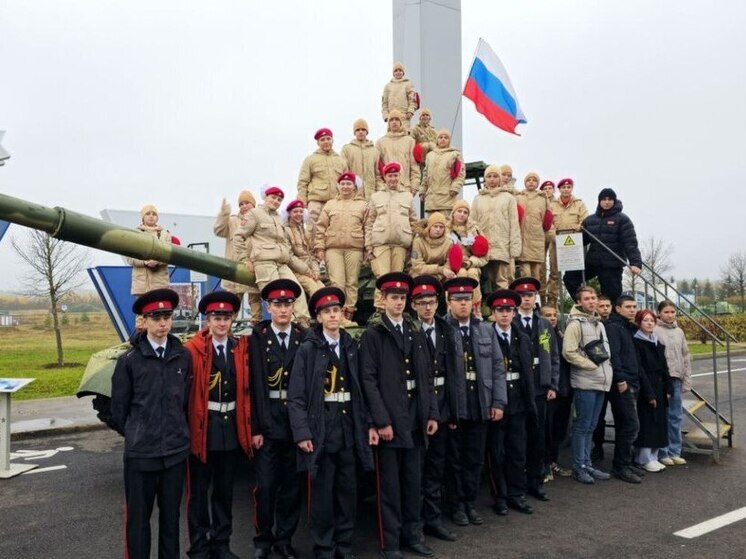 Школьники Островского района посетили военно-патриотические объекты в Подмосковье