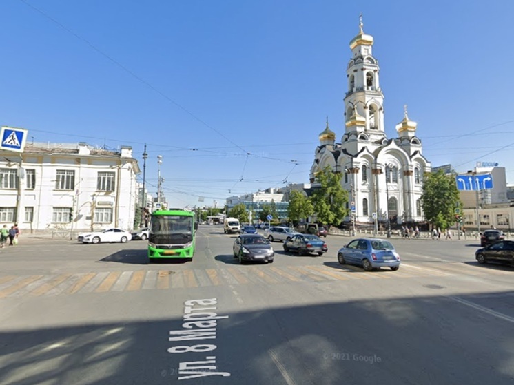 Две легковушки столкнулись в центре Екатеринбурга