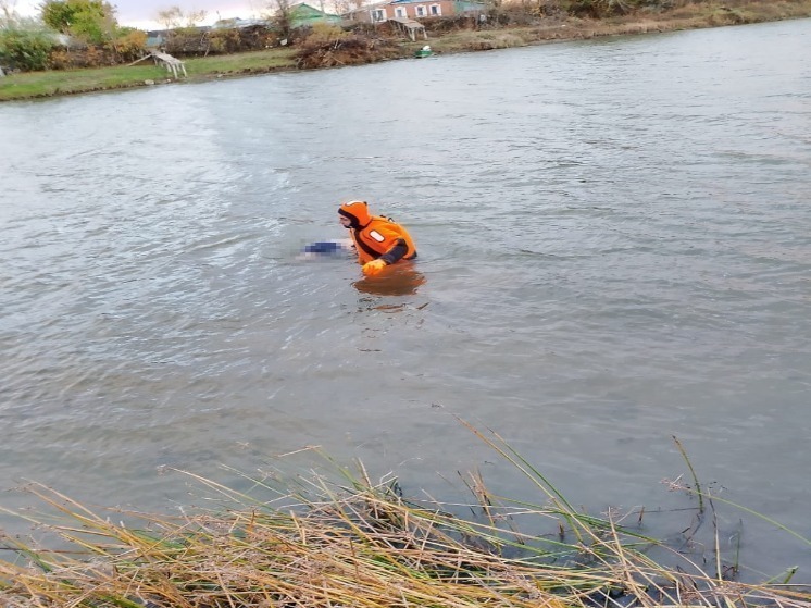 В Астраханской области спасатели извлекли из воды тело утонувшего мужчины