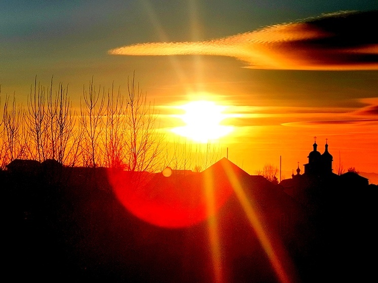 По народному календарю 3 ноября 2025 года отмечается Иларионов день. Православная церковь в этот день вспоминает двух святых с одинаковыми именами — Илариона Великого, жившего в III-IV веках в Палестине, и Илариона Псковоезерского, жившего в XV веке на Руси, недалеко от Чудского озера.