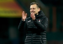 «Зенит» победил «Локомотив» со счётом 2:0 в 14-м туре РПЛ, прервав беспроигрышную серию москвичей. Голы забили Педро (9') и Мостовой (90+1', после проверки ВАР). Главный тренер «Локомотива» Михаил Галактионов поблагодарил команду за игру, назвал поражение разочарованием, но призвал делать выводы и двигаться дальше. «Локомотив» опустился на 4-е место.