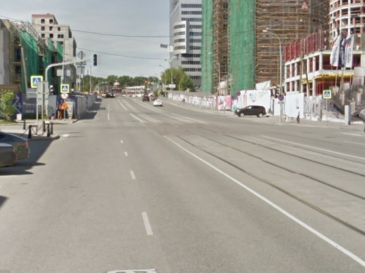 В центре Екатеринбурга иномарка сбила девушку на тротуаре