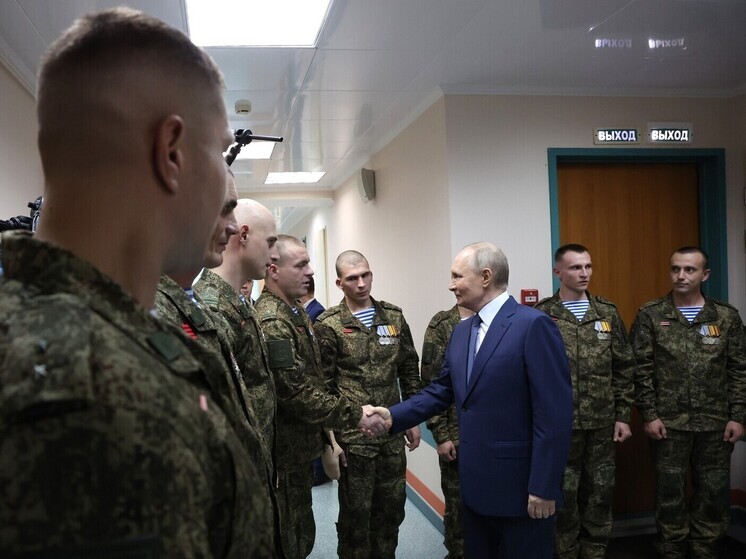 Путин лично организовал совместное фото с бойцами СВО в московском госпитале