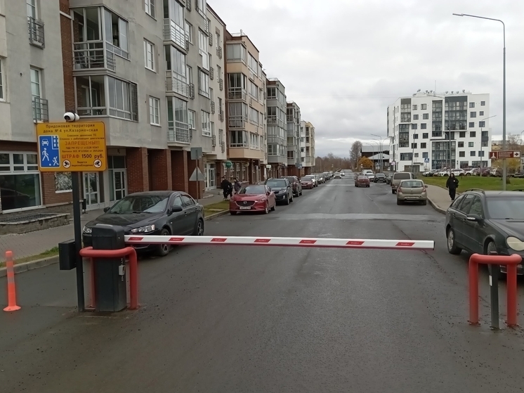 В Петрозаводске шлагбаумом перегородили улицу с оживленным движением