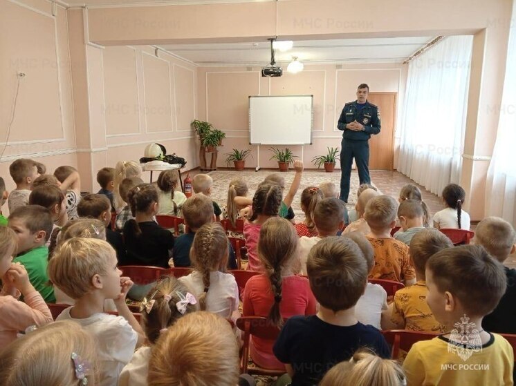 Огнетушитель вместо игрушки: как тамбовские спасатели учили малышей тушить пожары