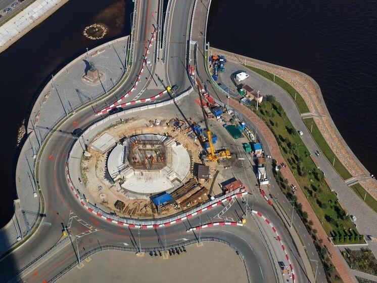 В Петербурге начали возводить Триумфальный столп Петра I возле Лахта Центра