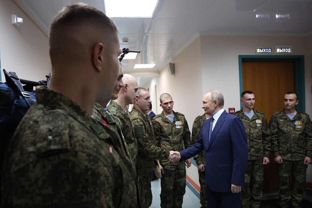 Путин лично организовал совместное фото с бойцами СВО в госпитале