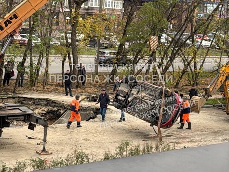 В Ростове из огромной ямы с помощью подъемного крана вытащили легковушку