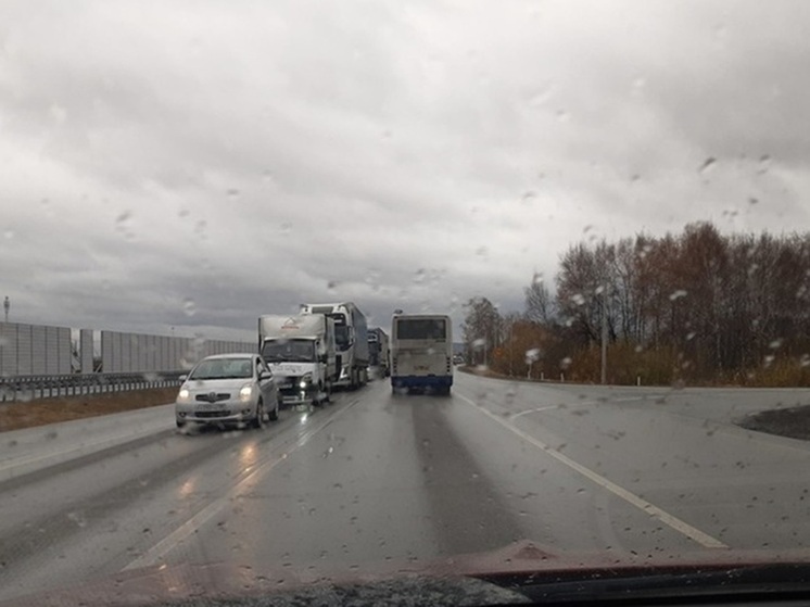 Федеральную трассу возле Ревды сковала пробка