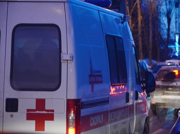 Водитель и пассажир ВАЗа пострадали в ДТП на свердловской трассе