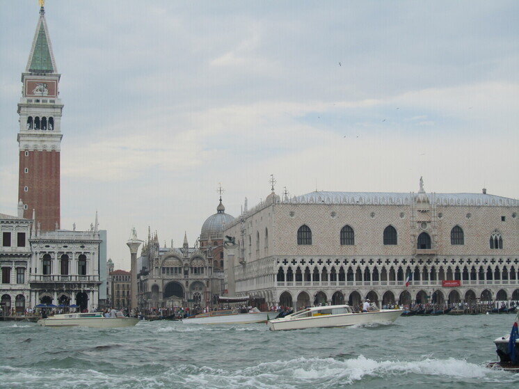 В Венеции возвели временный мост к острову Сан-Микеле