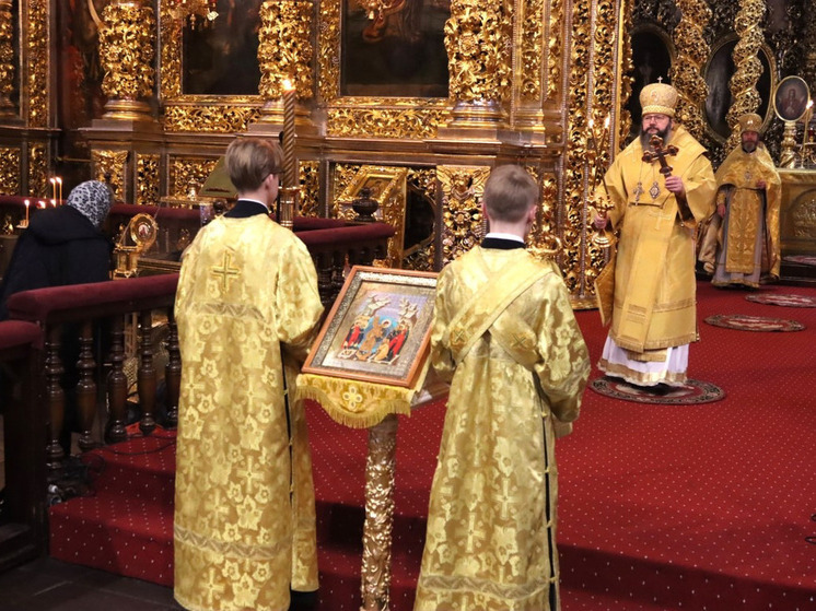 Митрополит Исидор совершил Божественную литургию и диаконскую хиротонию в Смоленском Успенском соборе