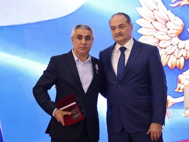 Меликов наградил дагестанца, обезвредившего 30 БПЛА под Иркутском