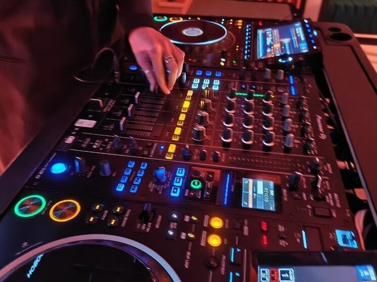 «Ленфильм» прокомментировал слухи о полуголой вечеринке в Петербурге