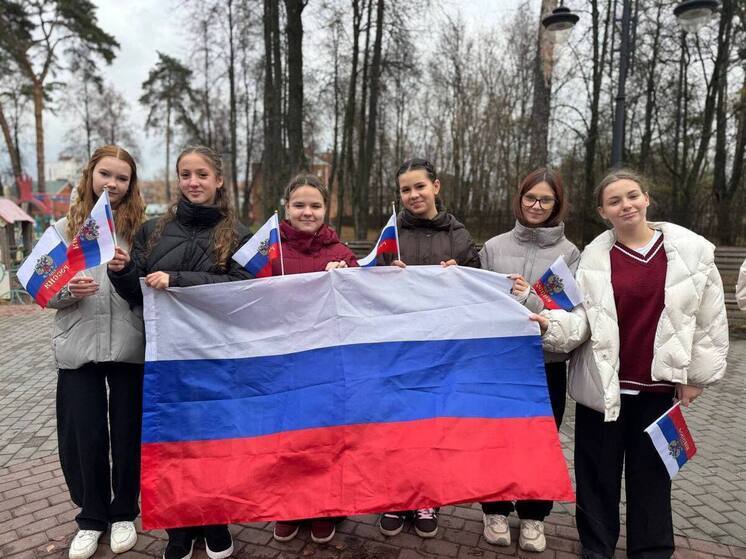 Серпуховские школьники провели хоровой флешмоб в Екатерининском парке