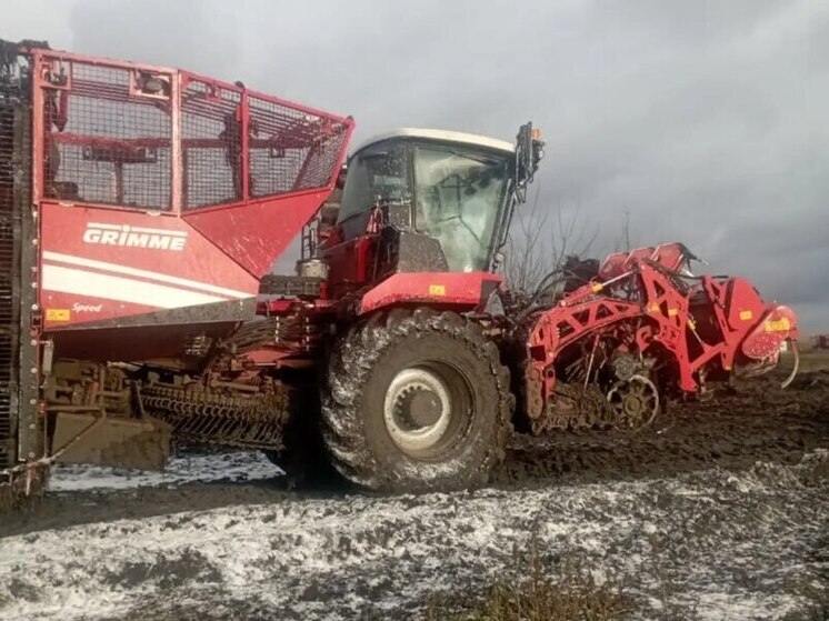 В Курской области сгорел комбайн