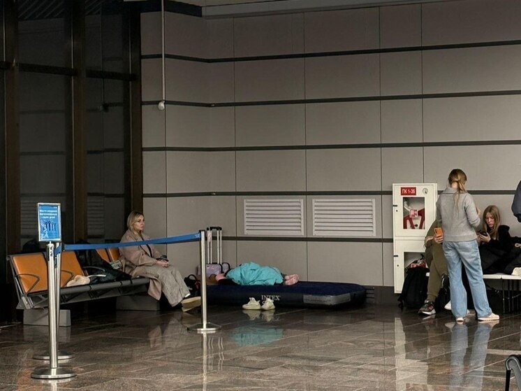 Пассажирам выдали матрасы из-за задержки рейсов после атаки БПЛА в Сочи