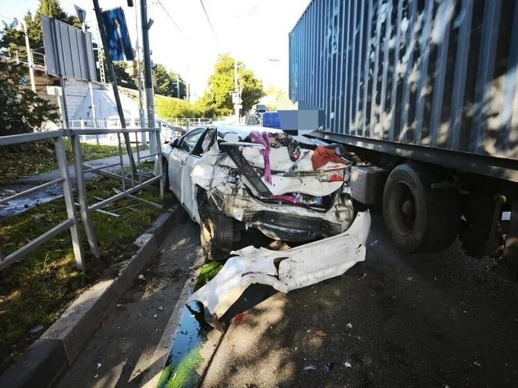 Двое детей и водитель пострадали в ДТП с грузовиком в Сочи