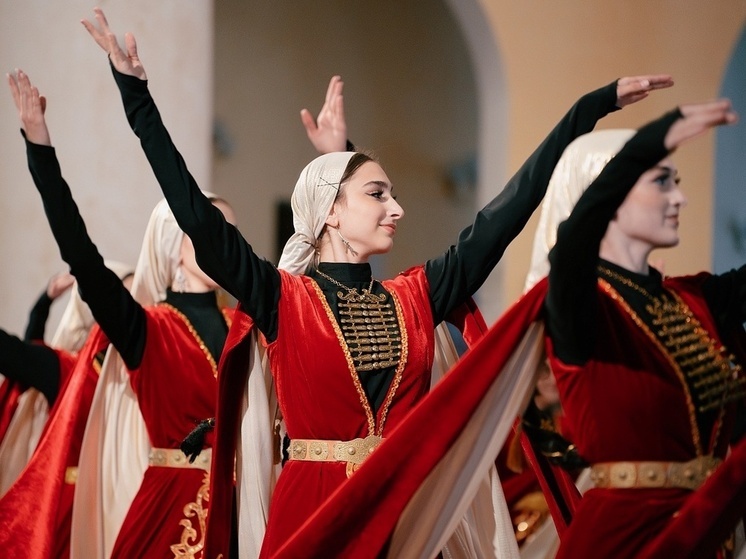 Концерт-выставка ко Дню народного единства прошёл в Зимнем театре Сочи