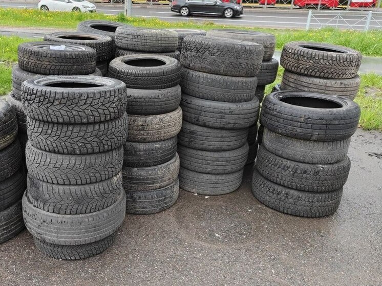 В Гатчине старые шины примут и превратят в покрытия для спортивных площадок