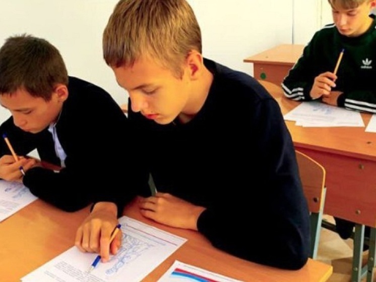 Школьники Калмыкии приняли участие в акции «Я – россиянин»