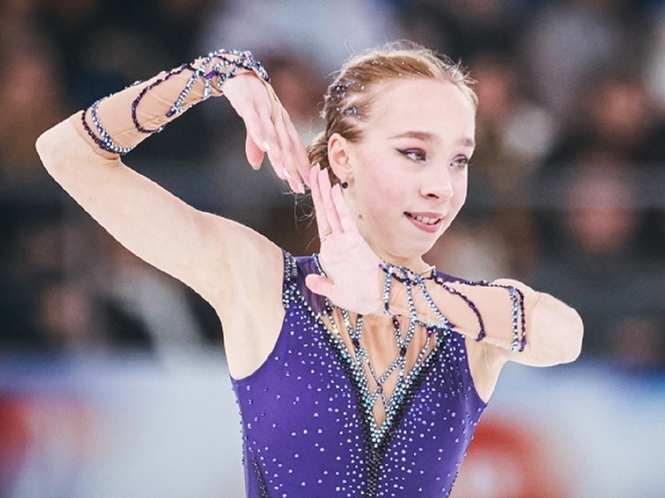 На втором этапе Гран-при России в Красноярске Алиса Двоеглазова лидирует после короткой программы (72,70), опередив Елизавету Куликову (67,85) и Анну Ляшенко (67,63). Для Двоеглазовой и Ляшенко это дебют во взрослых соревнованиях. Произвольная программа пройдёт 3 ноября.