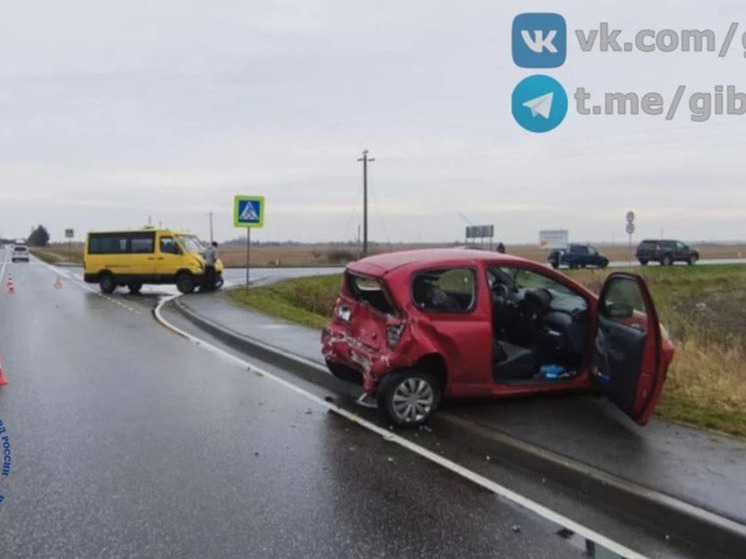В Калининграде произошло столкновение микроавтобуса и легковушки