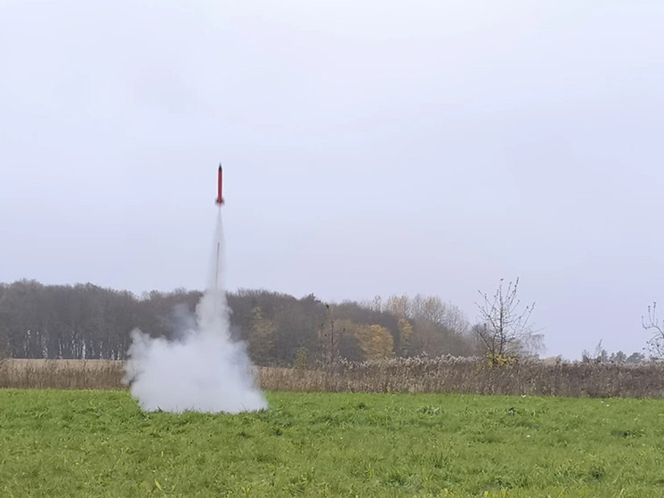 Калининградские школьники наперегонки запускали самодельные ракеты