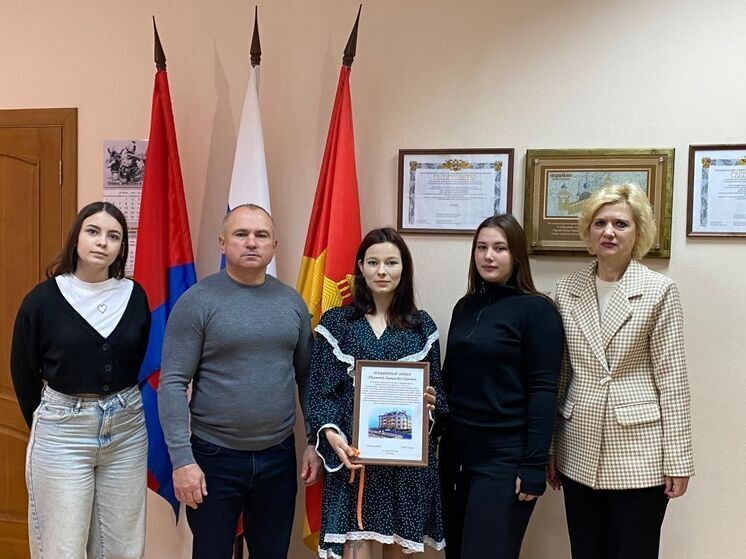 Сироте из Кромского района вручили ключи от новой квартиры