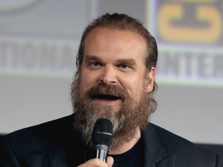 Милли Бобби Браун обвинила Дэвида Харбора в издевательствах на съемках «Очень странных дел»