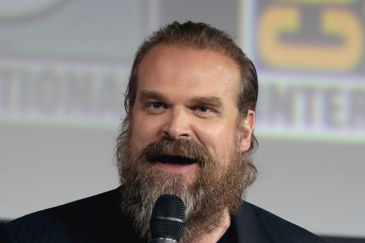 Милли Бобби Браун обвинила Дэвида Харбора в издевательствах на съемках «Очень странных дел»