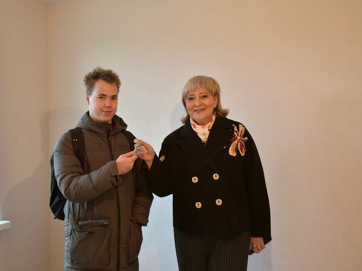 Девять смоленских детей-сирот получили ключи от новых квартир